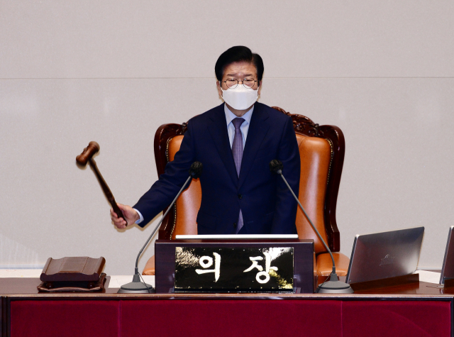 박병석 국회의장이 25일 오전 서울 여의도 국회에서 열린 본회의에서 2021년도 제1회 추가경정예산안 가결을 선포하는 의사봉을 두드리고 있다. 연합뉴스