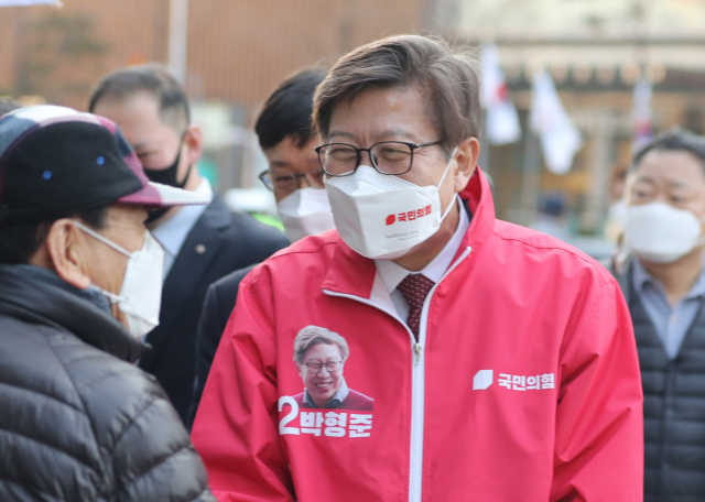 공식 선거운동이 시작된 25일 박형준 국민의힘 부산시장 후보가 부산 중구 광복로 입구에서 출근길 시민을 만나 인사하고 있다. 연합뉴스