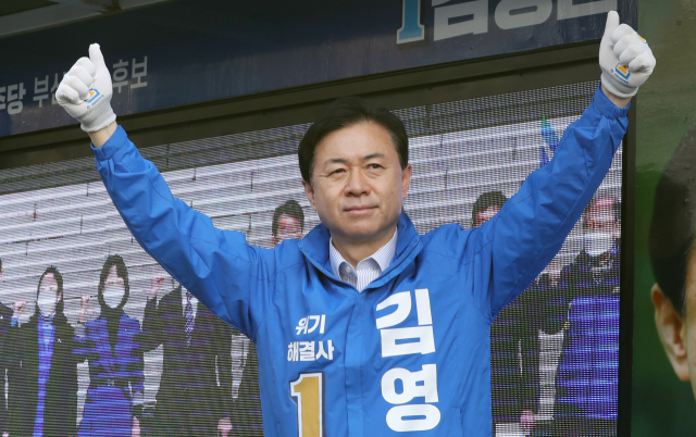 공식 선거운동이 시작된 25일 김영춘 더불어민주당 부산시장 후보가 부산 부산진구 서면교차로에서 유세하고 있다. 연합뉴스