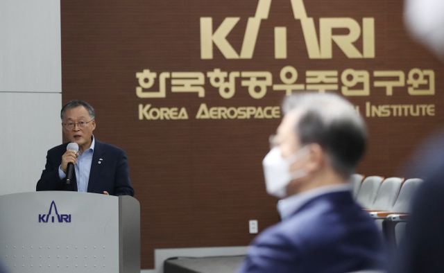 25일 오후 전남 고흥군 나로우주센터에서 이상률 한국항공우주연구원장이 문재인 대통령에게 누리호 종합연소시험 계획을 보고하고 있다. 연합뉴스
