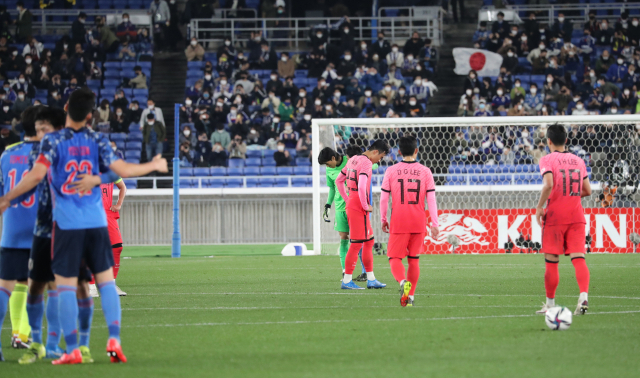 25일 일본 가나가와현 요코하마시 닛산스타디움에서 열린 80번째 한일전에서 0대3 완패한 태극전사들이 아쉬워하고 있다. 연합뉴스