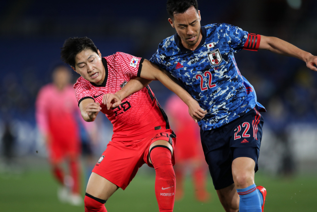 25일 일본 가나가와현 요코하마시 닛산스타디움에서 열린 통산 80번째 축구 한일전에 출전한 이강인이 요시다 마야와 공을 다투고 있다. 연합뉴스