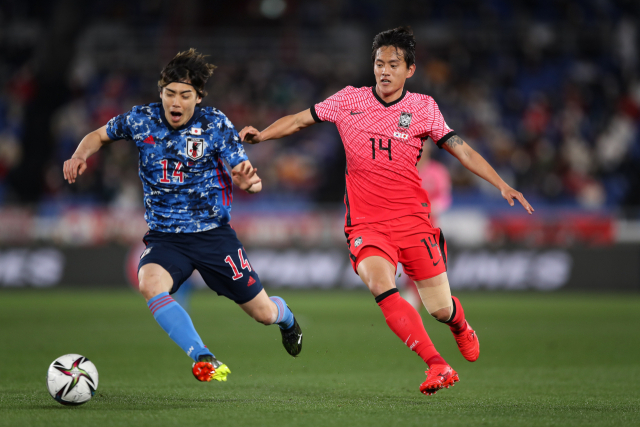 25일 일본 가나가와현 요코하마시 닛산스타디움에서 열린 통산 80번째 축구 한일전. 한국 대표팀 유니폼에는 태극기와 함께 일장기가 새겨져 있지만 일본 대표팀 유니폼에는 일장기만 있고 태극기는 없다. 연합뉴스