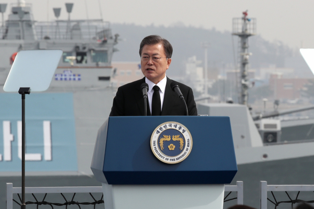 문재인 대통령이 26일 오후 경기도 평택시 해군 2함대사령부 천자봉함·노적봉함에서 열린 제6회 서해수호의 날 기념식에서 기념사를 하고 있다. 연합뉴스