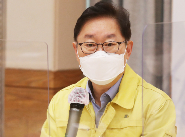 박범계 법무부 장관이 26일 오전 경기도 안산시 단원구 외국인주민지원본부에서 열린 신종 코로나바이러스 감염증(코로나19) 확산 방지를 위한 유관기관 초청 간담회에서 발언하고 있다. 연합뉴스