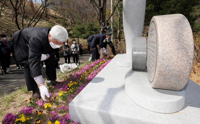 대구 달서구 와룡산 선원공원에서 개구리소년 실종사건 30주년 '개구리 소년 추모 및 어린이 안전 기원비' 제막식에서 유가족들이 아이들이 유골이 발견된 땅의 흙을 추모비에 뿌리고 있다. 매일신문 DB