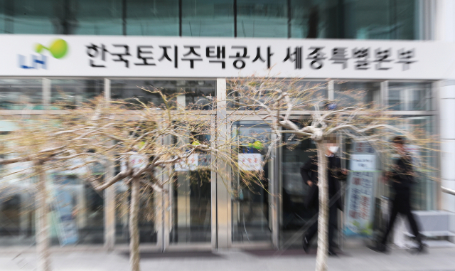 한국토지주택공사(LH) 직원들이 세종과 경남 진주에서 이전기관 특별공급을 통해 아파트 140채를 중복 분양받아 많게는 수억 원의 시세차익을 거둔 것으로 알려진 26일 세종시 어진동 한국토지주택공사 세종특별본부에서 직원으로 보이는 사람들이 오가고 있다. 국회 국토교통위 소속 국민의힘 송언석 의원이 국토교통부로부터 받은 자료에 따르면 LH 직원 70명은 LH 본사가 있는 진주와 지사가 있는 세종에서 중복으로 아파트를 특별공급 받아 평균 1억 원을 시세차익으로 남겼다. 세종과 진주에서 중복으로 분양받은 LH 직원 70명 가운데 현재 아파트를 2채 모두 소유한 직원은 14명, 아파트를 처분한 직원은 56명으로 조사됐다. 연합뉴스