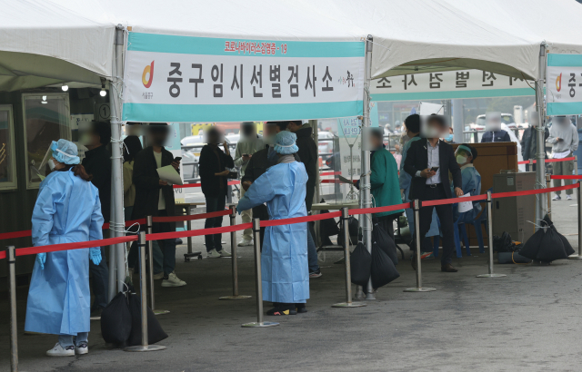 26일 서울역 광장 중구 임시선별검사소에서 시민들이 신종 코로나바이러스 감염증(코로나19) 검사를 위해 차례를 기다리고 있다. 연합뉴스