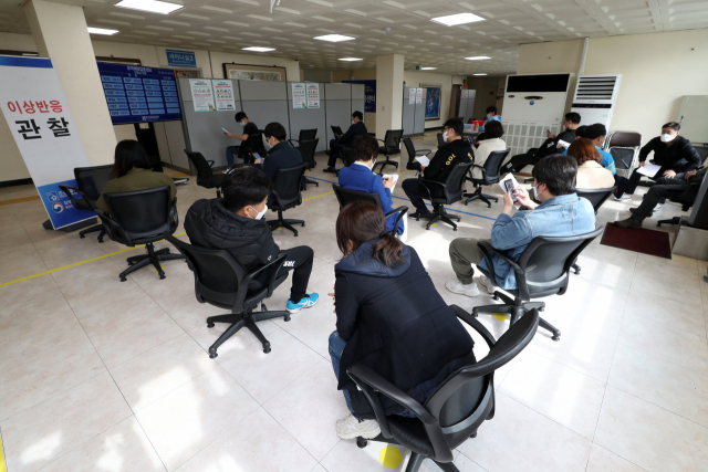 24일 오전 광주 동구 조선대학교병원 의성관에 마련된 신종 코로나바이러스 감염증(코로나19) 호남권역 예방접종센터에서 의료기관 종사자가 화이자 백신 2차 접종을 마친 뒤 이상반응 관찰 공간에서 대기하고 있다. 연합뉴스