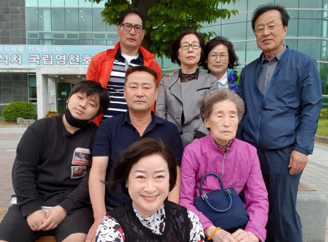 2018년 김황태(두번째줄 가운데)씨의 장인어른을 추모하기 위해 영천호국원에 모인 하태준(두번째줄 오른쪽) 씨와 5남매, 가족제공.