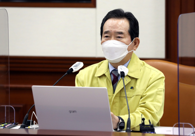 정세균 국무총리가 28일 정부서울청사에서 열린 코로나19 대응 중대본 회의를 주재하고 있다. 연합뉴스