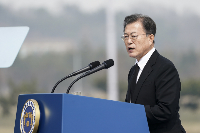 문재인 대통령이 26일 오후 경기도 평택시 해군 2함대사령부 천자봉함·노적봉함에서 열린 제6회 서해수호의 날 기념식에서 기념사를 하고 있다. 연합뉴스