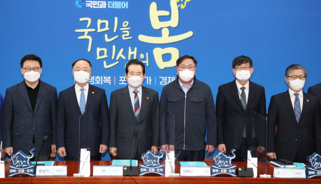 정세균 국무총리와 더불어민주당 김태년 당대표 직무대행을 비롯한 참석자들이 28일 서울 여의도 국회에서 열린 부동산 투기 근절 및 재발 방지대책을 위한 고위 당정협의회에서 기념촬영을 하고 있다. 왼쪽부터 박광온 사무총장, 홍남기 경제부총리 겸 기획재정부 장관, 정 총리, 김 당대표 직무대행, 김상조 청와대 정책실장, 변창흠 국토교통부 장관. 연합뉴스