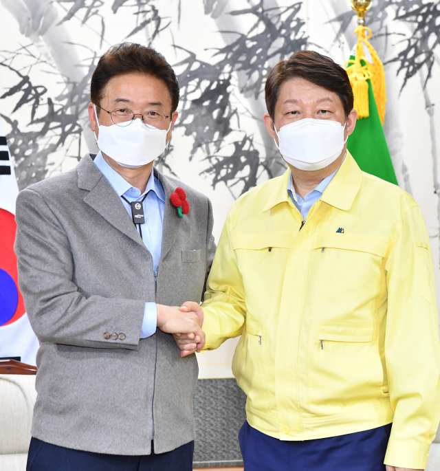 권영진 대구시장(오른쪽), 이철우 경북도지사. 매일신문DB