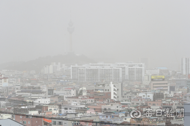 중국발 황사가 대구경북 지역을 덮친 지난달 29일 앞산 충혼탑에서 바라본 도심 하늘이 뿌옇게 변해 대구의 랜드마크인 83타워가 흐릿하게 보이고 있다. 환경부 국립환경과학원에 따르면 이날 오전 10시 대구의 미세먼지(PM-10) 시간당 평균 농도는 1천115㎍/㎥나 됐다. 성일권 기자 sungig@imaeil.com
