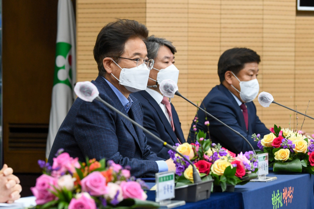 영주 첨단베어링 국가산업단지 조성사업 실시 협약식에 참석한 이철우 경북도지사가 3개 기관 협력 방안을 논의하고 있다. 영주시 제공