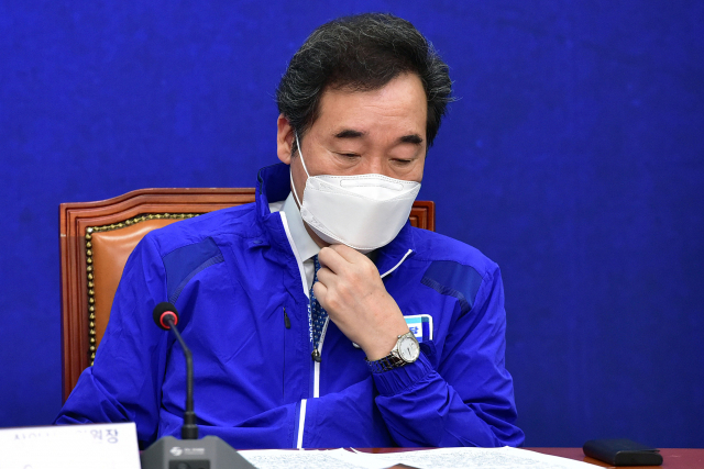 더불어민주당 이낙연 상임선대위원장이 29일 오전 국회에서 열린 중앙선대위 회의에서 생각에 잠겨 있다. 연합뉴스