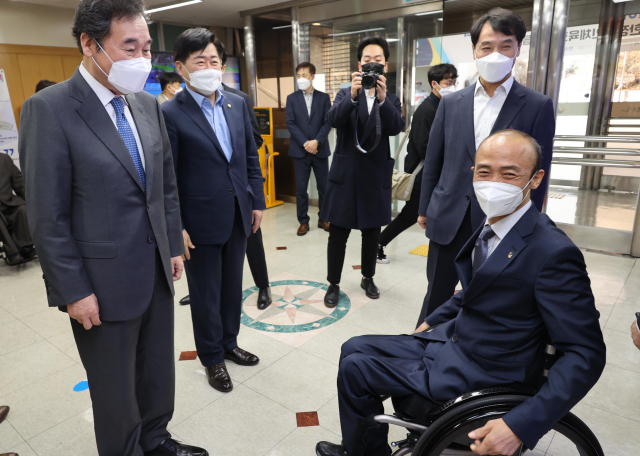 더불어민주당 이낙연 상임선대위원장(왼쪽)이 29일 서울 송파구 대한장애인체육회를 방문해 정진완 대한장애인체육회 회장과 인사하고 있다. 연합뉴스