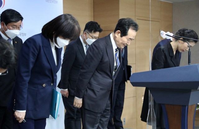 정세균 국무총리가 29일 정부서울청사 브리핑실에서 반부패정책협의회 결과 브리핑을 마친 뒤 인사하고 있다. 이날 브리핑에는 홍남기 부총리 겸 기획재정부 장관, 박범계 법무부 장관, 전해철 행정안전부 장관, 변창흠 국토교통부 장관, 김현수 농림축산식품부 장관, 은성수 금융위원장, 전현희 국민권익위원장, 구윤철 국무조정실장 등이 참석했다. 연합뉴스