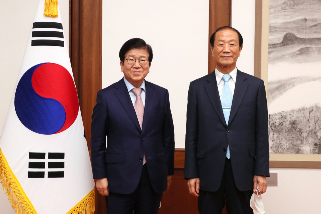 박병석 국회의장이 29일 신임 인사차 예방한 김일윤 헌정회장과 기념촬영을 하고 있다. 사진제공 국회 사무처