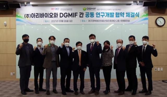 대구경북첨단의료산업진흥재단과 ㈜아리바이오가 퇴행성뇌질환 치료제 개발을 위해 공동연구하기로 협약했다. 이영호 대구경북첨단의료산업진흥재단 이사장(왼쪽 다섯번째)과 정재준 ㈜아리바이오 회장(왼쪽 여섯번째)