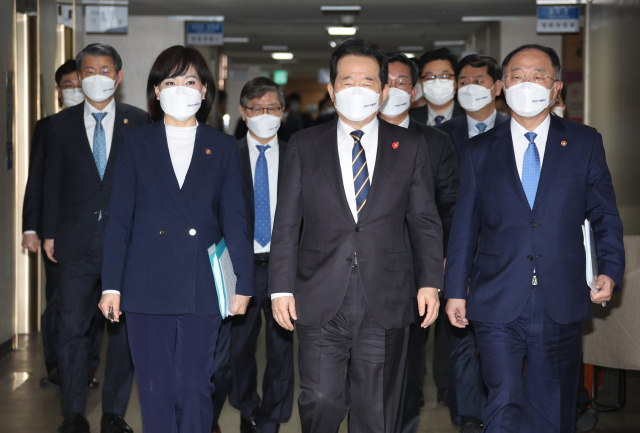 정세균 국무총리가 29일 반부패정책협의회 결과를 브리핑하기 위해 정부서울청사 브리핑실로 이동하고 있다. 이날 브리핑에는 홍남기 경제부총리 겸 기획재정부 장관, 박범계 법무부 장관, 전해철 행정안전부 장관, 변창흠 국토교통부 장관, 김현수 농림축산식품부 장관, 은성수 금융위원장, 전현희 국민권익위원장, 구윤철 국무조정실장 등이 참석했다. 연합뉴스