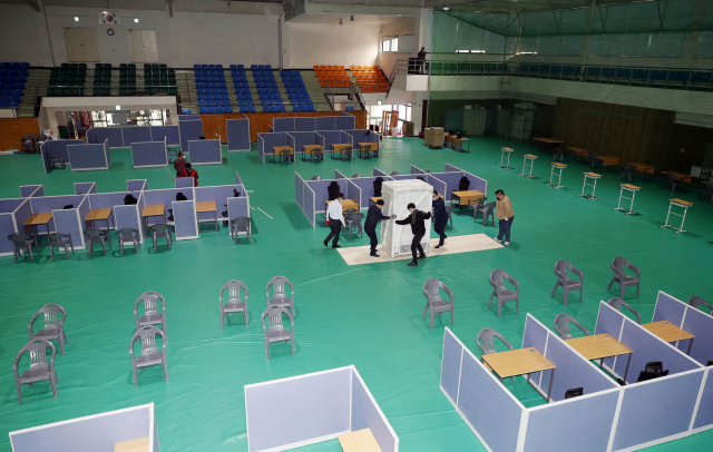 29일 오전 광주 북구 전남대학교 스포츠센터 체육관에서 백신을 보관할 냉동고가 도착하는 등 코로나19 예방접종센터 구축 준비가 한창이다. 연합뉴스