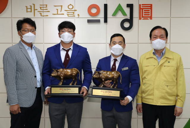 경북 의성군청씨름단의 박성윤(왼쪽 두 번째) 장사와 윤필재(오른쪽 두 번째) 장사가 의성군청을 방문, 김주수 군수와 기념 사진을 촬영하고 있다. 의성군 제공