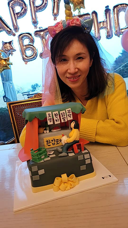 노소영 아트센터 나비 관장이 서울 종로구 평창동 자택에서 자녀들과 환갑잔치를 한 소식을 전했다. 노소영 페이스북