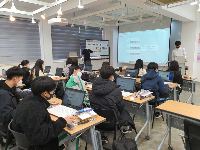 대구 화원고의 AI 관련 수업 모습. 이곳과 대건고, 대구고는 AI 융합교육 중심고로 선정돼 관련 교과목을 집중적으로 지도한다. 대구시교육청 제공