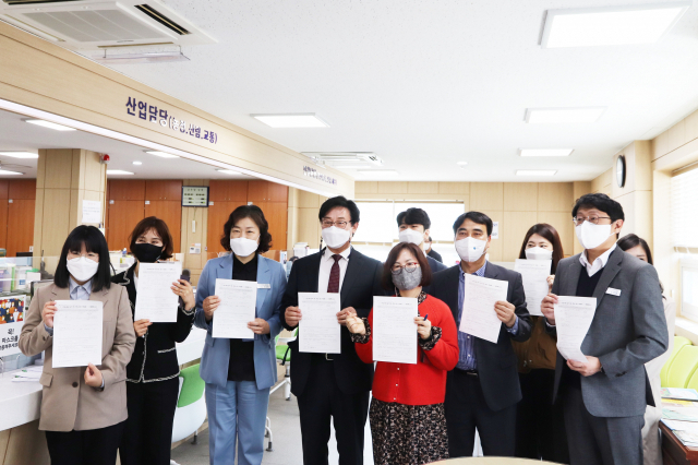 지난 26일 김현국(왼쪽에서 네 번째) 경상북도 청송교육지원청 교육장을 비롯한 소속직원 10여 명은 청송읍행정복지센터를 방문해 청송으로 주소를 이전하며 