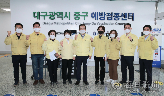 대구시의회 감염병 대책 특별위원회가 30일 코로나19 백신 지역 예방접종센터(중구 계명대학교 대구동산병원 별관)를 방문했다. 대구시의회 제공