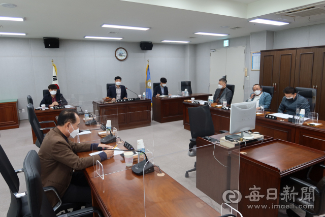 포항시의회 의회운영위원회가 30일 다가오는 의사 일정 변경 및 지방의회 개원 30주년 기념식 개최 등에 대한 회의를 진행하고 있다. 포항시의회 제공