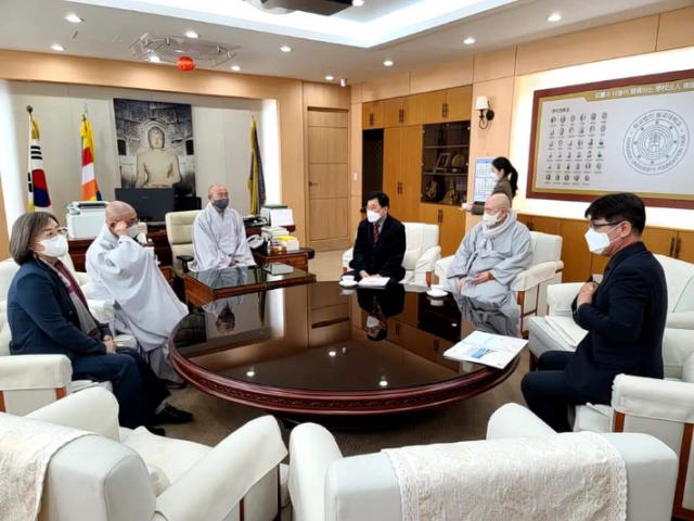 주낙영 경주시장이 24일 동국대 이사장인 성우 스님을 비롯한 재단 관계자를 만나 현안을 논의하고 있다. 주낙영 경주시장 페이스북 캡쳐