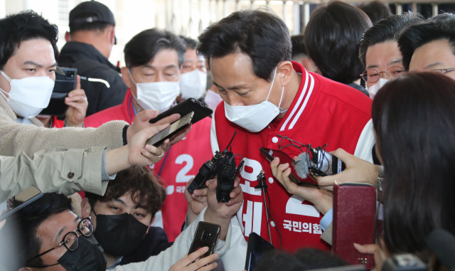 4·7 재보선 국민의힘 오세훈 서울시장 후보가 30일 오후 서울 영등포역 광장에서 열린 집중유세를 마치고 기자들의 질문에 답하고 있다. 연합뉴스