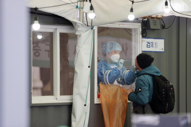 신종 코로나바이러스 감염증(코로나19) 신규 확진자가 384명 발생한 29일 오전 서울역에 마련된 임시선별진료소에서 의료진이 검체채취를 하고 있다. 연합뉴스