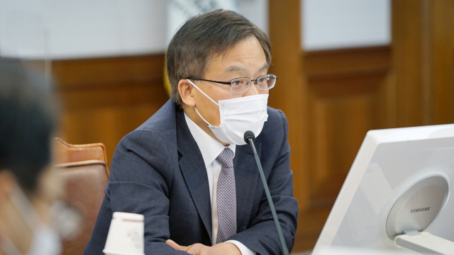 조남관 검찰총장 직무대행(대검 차장)이 31일 부동산 투기 근절을 위한 전국 검사장 화상회의를 주재하고 있다. 대검찰청 제공. 연합뉴스