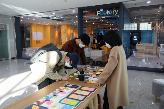 경북 구미 금오공대 구성원들이 지역 중·고교생들에 전할 희망메시지를 작성하고 있다. 금오공대 제공