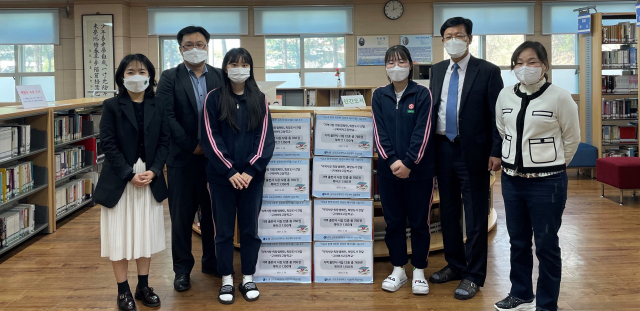 경북 구미 금오공대 구성원들이 구미여고 관계자들에게 희망메시지를 담은 도서를 전달하고 있다. 금오공대 제공