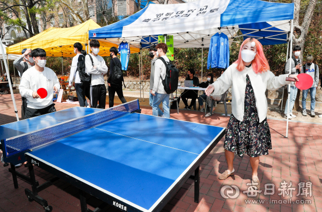 31일 경북대 교정에서 3학기만에 재개된 동아리 가두모집이 차분한 분위기 속에서 진행되고 있다. 코로나19 여파로 동아리나 소모임 등 단체 활동이 거의 중단되었던 지난해와 달리 봄 개강과 함께 캠퍼스 분위기가 점차 살아나고 있다. 우태욱 기자 woo@imaeil.com