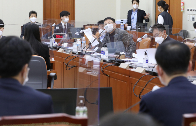 31일 오후 서울 여의도 국회에서 이해충돌방지법 심사를 위해 열린 정무위원회 법안심사제2소위원회에서 국민의힘 윤두현 의원이 이건리 국민권익위원회 부위원장에게 질의를 하고 있다. 연합뉴스