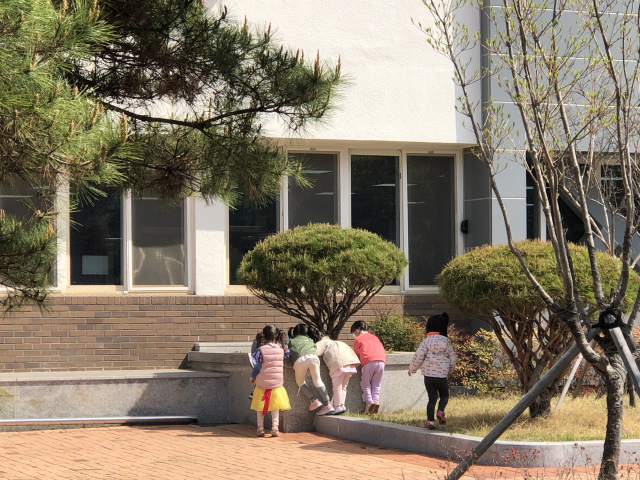 31일 오전 대구 북구 침산동의 한 어린이집 앞에서 아이들이 뛰어노는 모습. 전소연 인턴기자