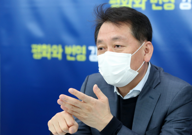 더불어민주당 이광재 의원이 강원도청에서 기자들과 만나 강원도형 지역 균형 뉴딜 발전 방향을 설명하고 있다. 연합뉴스