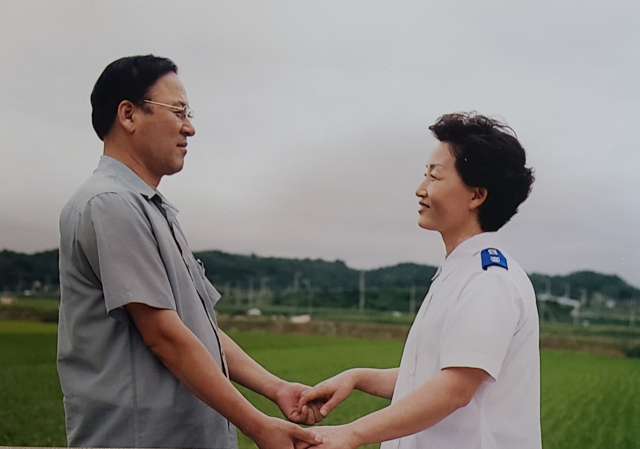 2005년 의성군 의성읍 원당리에서 가족들과 산책하던 중 故 김규식 씨가 부인과 서로 손을 잡고 바라보며 찍은 사진. 가족제공.