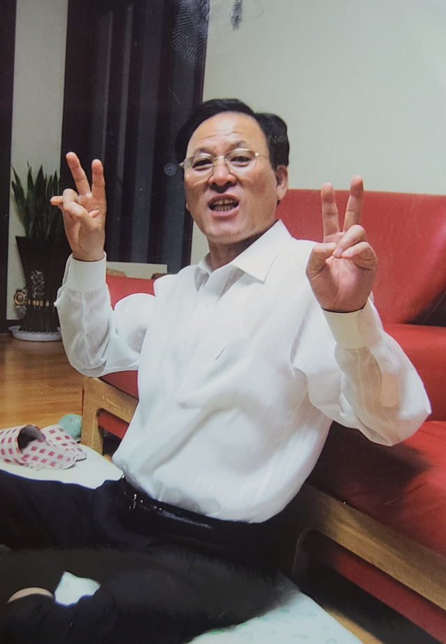 故 김규식 씨가 2005년 지역 농협조합장 선거 후보 등록을 마친 뒤 기호 2번을 받아 기념하기 위해 찍은 사진. 가족제공.
