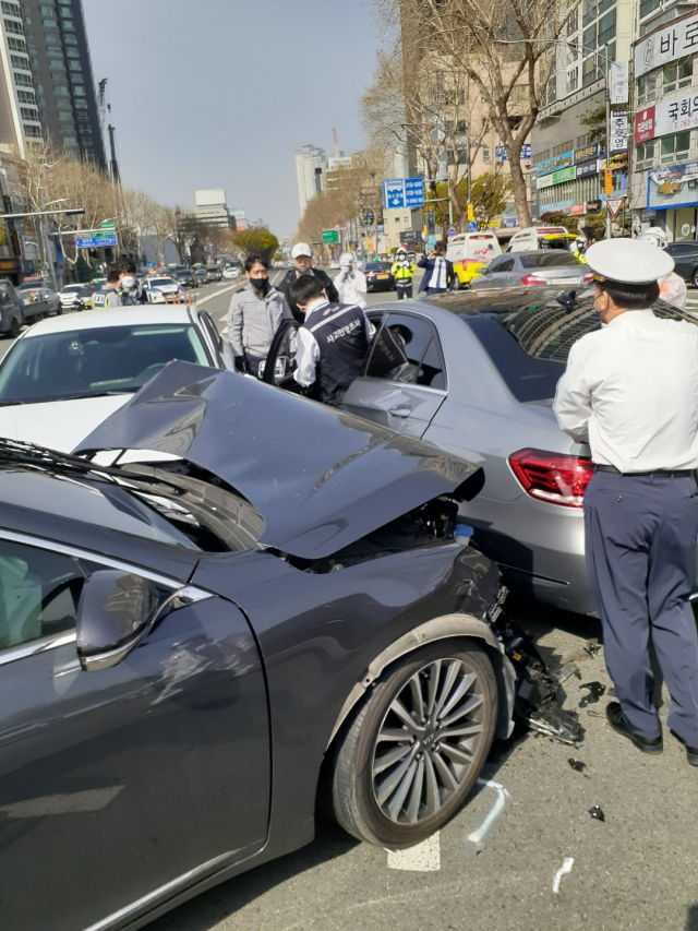 1일 오전 9시44분쯤 대구 수성구 만촌네거리에서 차량 3대가 추돌하는 사고가 발생했다. 대구소방본부 제공.