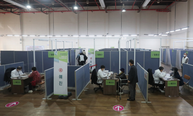 만 75세 이상 고령자에 대한 신종 코로나바이러스 감염증(코로나19) 백신 접종이 시작된 1일 오전 부산 부산진구 예방접종센터에서 예진이 이뤄지고 있다. 연합뉴스