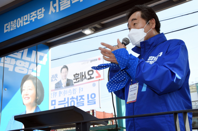 더불어민주당 이낙연 상임선대위원장(오른쪽)이 31일 서울 광진구 지원유세에서 4·7 재보선 박영선 서울시장 후보 지지를 호소하는 연설을 하고 있다. 왼쪽은 전혜숙 의원. 연합뉴스