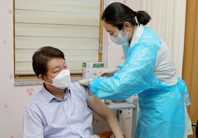 권영진 대구시장이 1일 오전 대구 중구보건소에서 아스트라제네카(AZ) 코로나19 백신을 접종하고 있다. 김영진 기자 kyjmaeil@imaeil.com