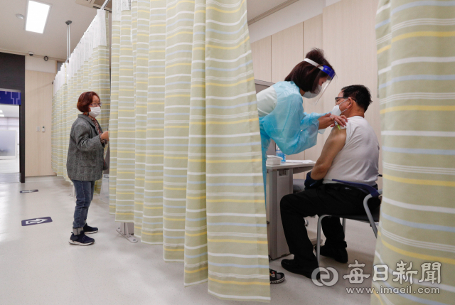 75세 이상 고령자 대상 화이자 백신 접종이 시작된 1일 오전 대구 중구 접종센터에서 어르신이 백신 주사를 맞고 있다. 우태욱 기자 woo@imaeil.com